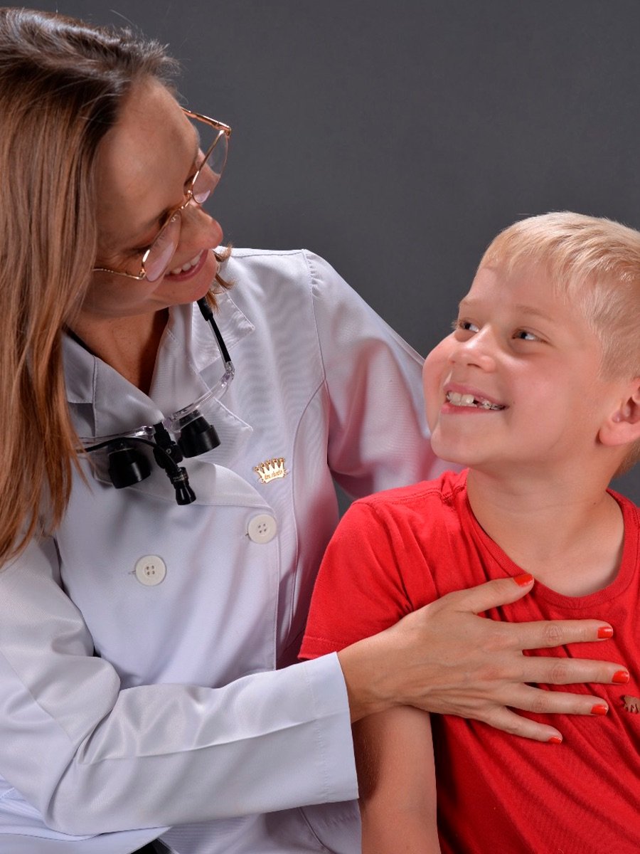Profissional da Miers Odontologia com paciente infantil