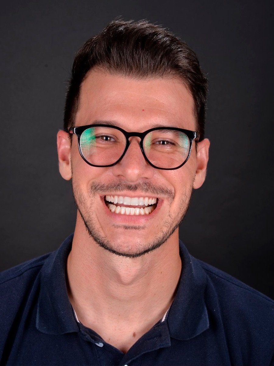 Paciente da Miers Odontologia sorrindo